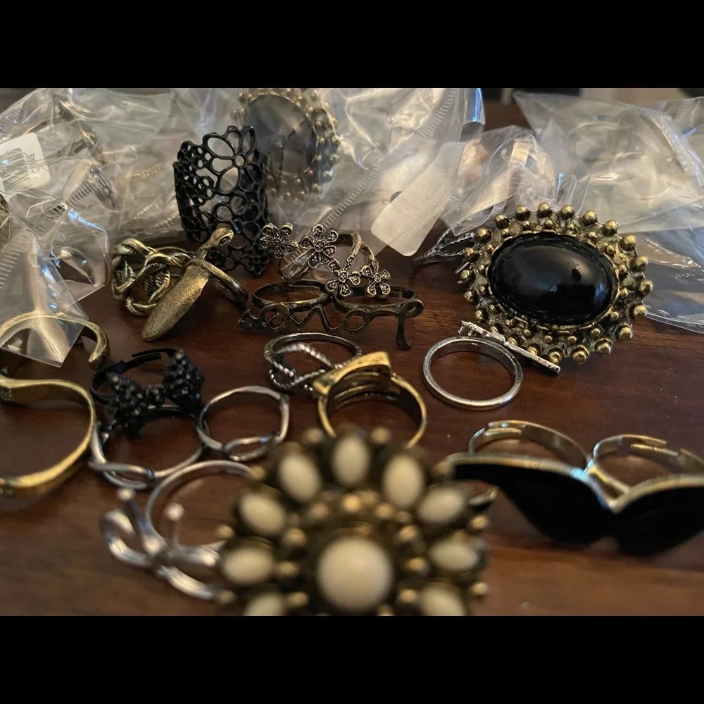 3x$25 ❤️ bundle 20 fashion rings Surprise bundle   ❤️